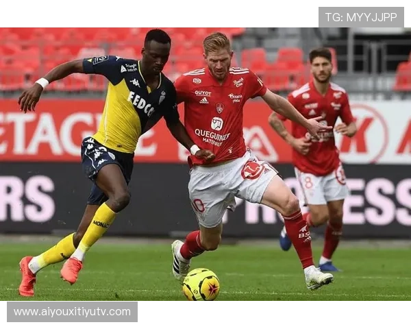 斯特拉斯堡两分钟内闪电扳平巴黎，半场1-1悬念留至下半场